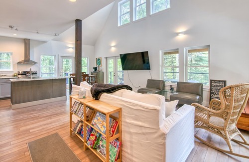 Glenville Cabina | Cabin near lake with grill, outdoor dining, central AC, & washer/dryer