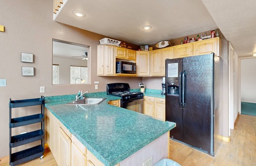 Mammoth Creek Cabina | Cabin near Panguitch Lake with mountain views, children's items, balcony, grill