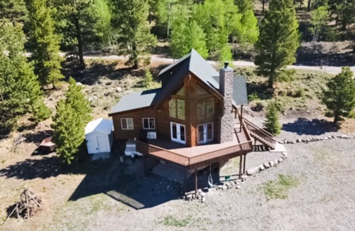 Mammoth Creek Cabina | Cabin near Panguitch Lake with mountain views, children's items, balcony, grill