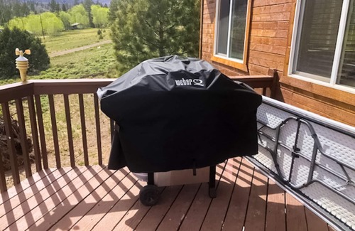 Mammoth Creek Cabina | Cabin near Panguitch Lake with mountain views, children's items, balcony, grill