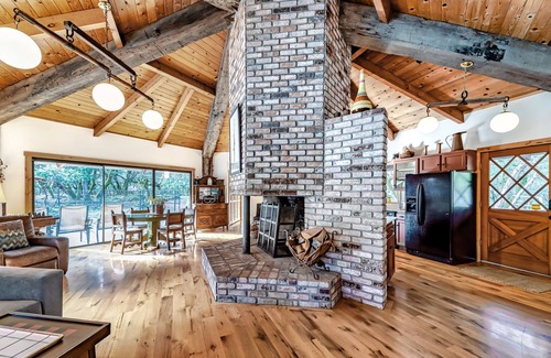 Burnt Ranch Casa | Cabin near the river with private pool, wood-burning fireplace & patio