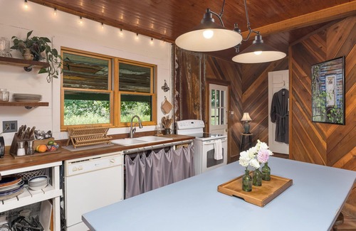 Rising Fawn Cabina | Cabin on the Crook: private, pet friendly residence alongside a nature preserve