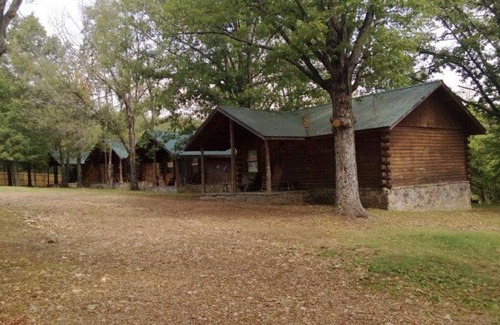 Newnata Cabina | Cabin rentals in Fifty Six, AR. Two miles from Blanchard springs and Gunner Pool