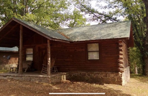 Newnata Cabina | Cabin rentals in Fifty Six, AR. Two miles from Blanchard springs and Gunner Pool