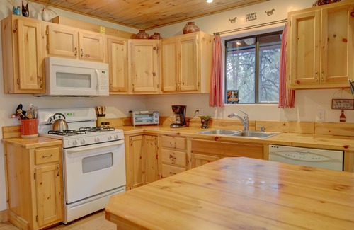 Williams Cabina | Cabin Retreat in Tall Pines on 2.5 acres