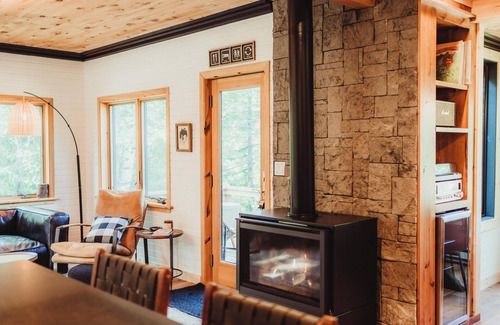 Grand Marais Cabina | Cabin retreat nestled in the woods above Lake Superior. Close to GM AND Lutsen.