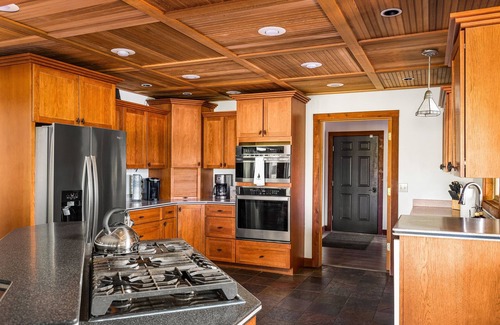 Harbor Springs Cabina | Cabin Slps 18 NEW Patio Hot Tub Arcade Ski Pets ok