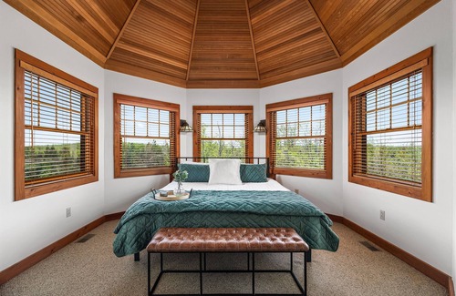 Harbor Springs Cabina | Cabin Slps 18 NEW Patio Hot Tub Arcade Ski Pets ok