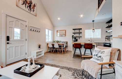 Hough Casa | Casa estilo cabaña en el corazón de Vancouver. A pasos del transporte público!