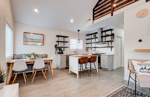 Hough Casa | Casa estilo cabaña en el corazón de Vancouver. A pasos del transporte público!