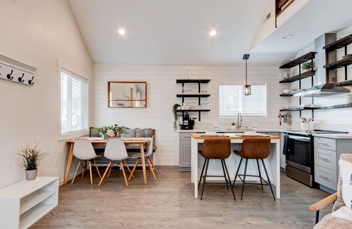 Hough Casa | Casa estilo cabaña en el corazón de Vancouver. A pasos del transporte público!