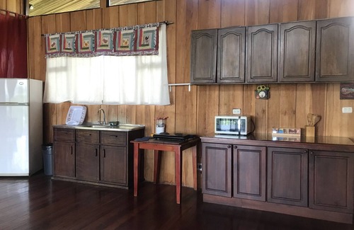 Atenas Cabina | Cabaña equipada para familia con jacuzzi rodeada de naturaleza