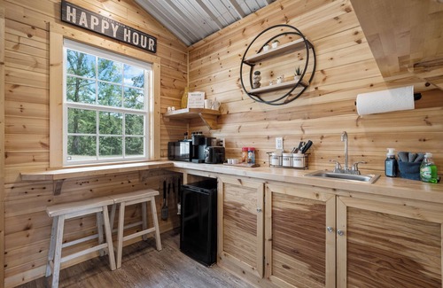 Mid America Cabina | Cabin #5 @ Rock Creek Cabins! King Bed, Great Porch, Nice Views, Pet Friendly!