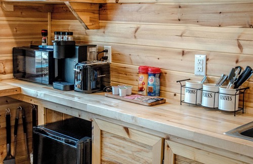 Mid America Cabina | Cabin #5 @ Rock Creek Cabins! King Bed, Great Porch, Nice Views, Pet Friendly!