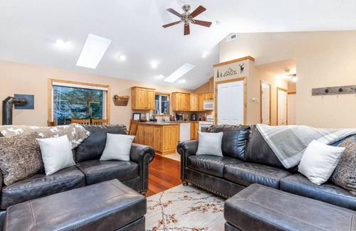 Paradise Estates Cabina | Cabin w/Covered Hot Tub, Firepit, EV, generator, 5 miles to Mt Rainier entrance