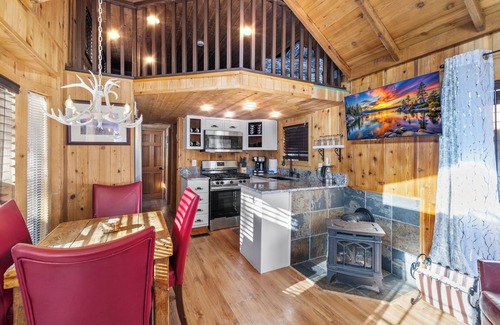 South Lake Tahoe Cabina | Cabin w/Loft in South Lake Tahoe - 15 Mins from Skiing, Stateline & Emerald Bay