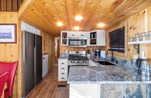 South Lake Tahoe Cabina | Cabin w/Loft in South Lake Tahoe - 15 Mins from Skiing, Stateline & Emerald Bay