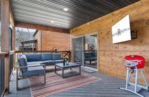 Hollister Casa | Cabin w Pvt Hot Tub-Outdoor TV-2 Bunk Rooms-Cmty Indoor Pool-Water View-Free Tickets