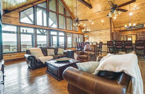 Broken Bow Casa | Cabin with Game Room and Hot Tub in Broken Bow!