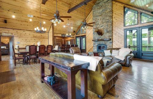 Broken Bow Casa | Cabin with Game Room and Hot Tub in Broken Bow!