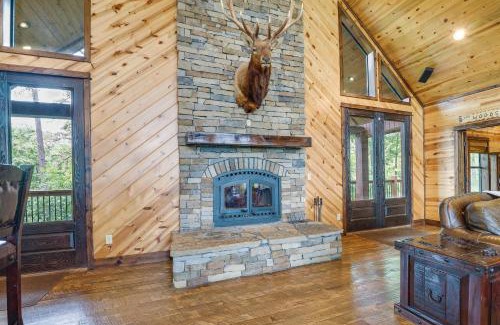Broken Bow Casa | Cabin with Game Room and Hot Tub in Broken Bow!