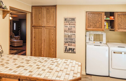 Rapid City Casa | Cabin with Hot Tub | 4 Bed, 3 Bath