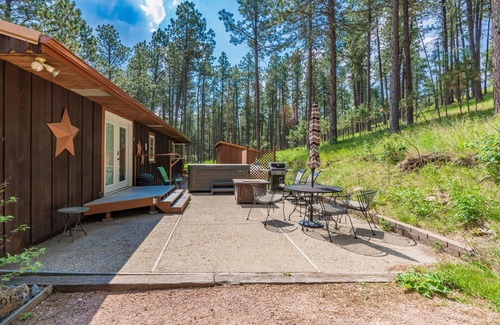 Rapid City Casa | Cabin with Hot Tub | 4 Bed, 3 Bath