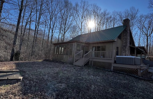 Lawrenceburg Cabina | Cabin with hot tub, fire pit, and fishing pond.