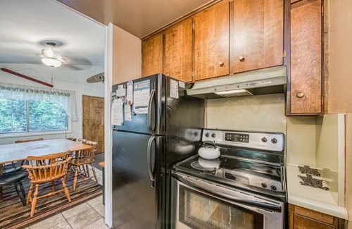 Sierra Cedars Casa | Cabina para perros con amplio patio, estufa de leña, sala de juegos y mucho más.