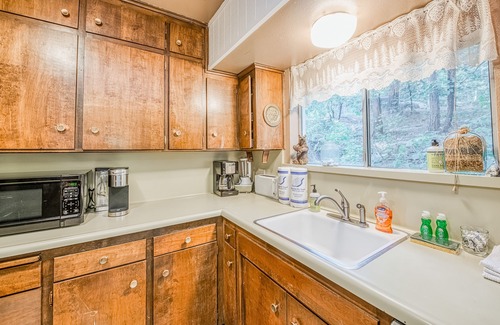 Sierra Cedars Casa | Cabina para perros con amplio patio, estufa de leña, sala de juegos y mucho más.