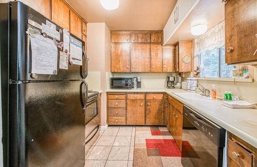 Sierra Cedars Casa | Cabina para perros con amplio patio, estufa de leña, sala de juegos y mucho más.