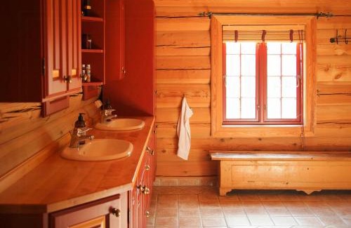 Atra Casa | Cabin With Wooden Interior By Lake Tinnsjøen