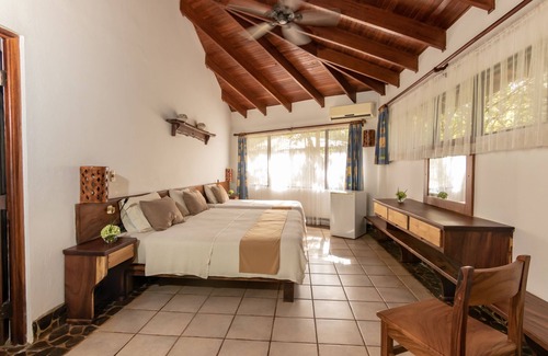 Playa Avellanas Hotel | Cabinas Las Olas