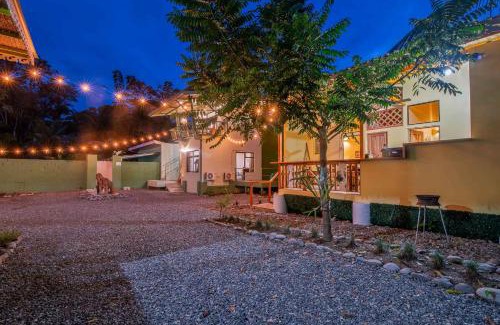 Chiguata Casa | Cabinas Sede Villalobos, 3Min from the Beach! Playa Chiquita