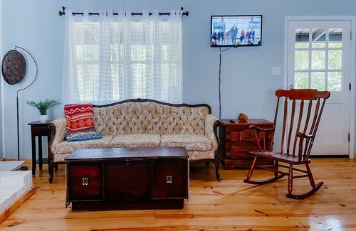 Jefferson Casa | Caddo Charm | 2/2 Sleeps 6 | RV Hook-Ups | Full Kitchen & Grill