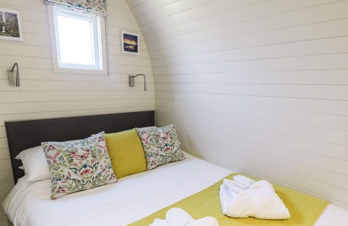 Llanfyllin Cabaña | CAIN, romantic, character holiday cottage, with hot tub in Llanfyllin