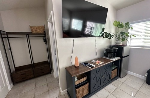 San Marcos Casa | Cal King Bed with Natural Light and Private Patio! 4 minutes from freeway!