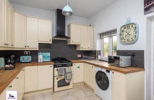 Stanley Casa | Calder Canal by Alt-Stay - Peaceful 3 Bed Canal Side Cottage Contractor and Relocation Accommodation Wakefield with Stunning Views, Parking, Kitchen, Laundry, Smart TV and Wi Fi - Weekly and Monthly Rates