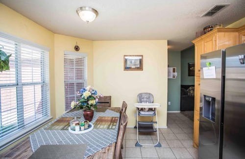 Lubbock Casa | Caleb’s King & Queen Home. Kids/Pet friendly, Family games, Piano.