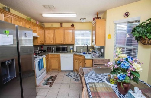 Lubbock Casa | Caleb’s King & Queen Home. Kids/Pet friendly, Family games, Piano.