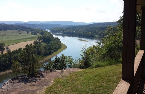 Calico Rock Cabina | Calico Rock Cabin-406 Calico St (302 Chessmond Ferry Rd) viendo el Río Blanco