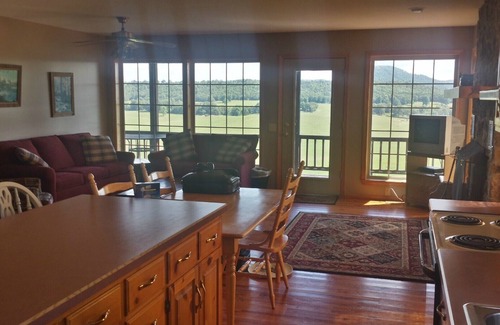 Calico Rock Cabina | Calico Rock Cabin-500 Calico St (390 Chessmond Ferry Rd) viendo el río Blanco