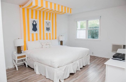 Southampton Hotel | California King Poolside, Daily Breakfast, Minibar