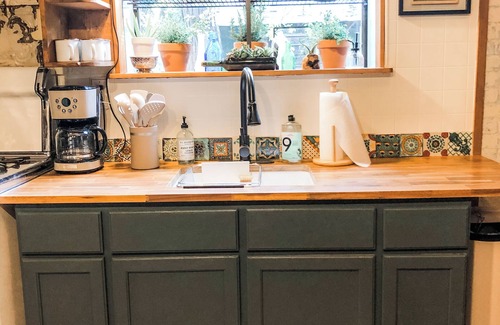 Castella Cabina | Calling all Adventurers! Charming Rustic Cabin in Perfect Location!