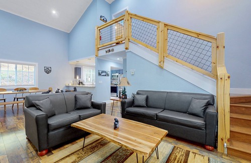 Gatlinburg - Pigeon Forge Cabaña | Calming cottage with hot tub, Cozy fireplace, & Free Attraction Tickets