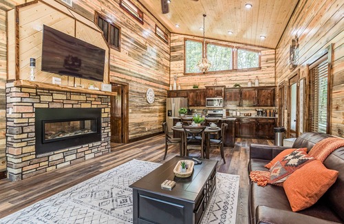 Broken Bow Cabina | Calvert's Copper Cabin, Cozy cabin! Hot tub, Free Firewood, Fireplace!