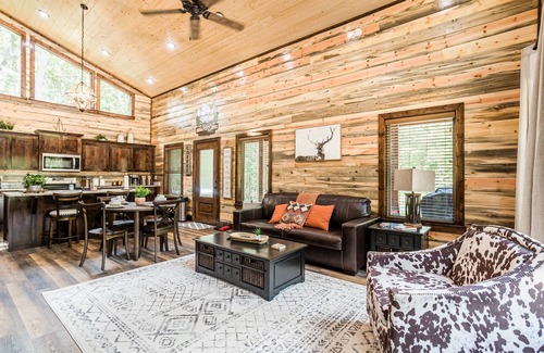 Broken Bow Cabina | Calvert's Copper Cabin, Cozy cabin! Hot tub, Free Firewood, Fireplace!