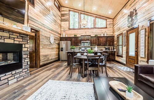 Broken Bow Cabina | Calvert's Copper Cabin, Cozy cabin! Hot tub, Free Firewood, Fireplace!