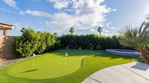 Indio Casa | Calypso by AvantStay Entertainer’s Paradise Pool Hot Tub Putting Green