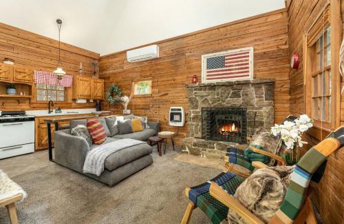 Eureka Springs Casa | Camp Allswell - Cozy Loft Cabin Getaway - Fireplace